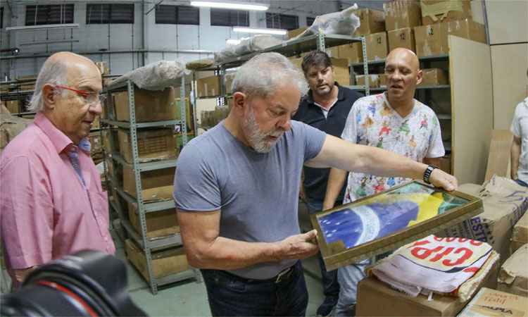 Lula visita 'tralhas' no acervo presidencial - Reprodução/Facebook/Lula
