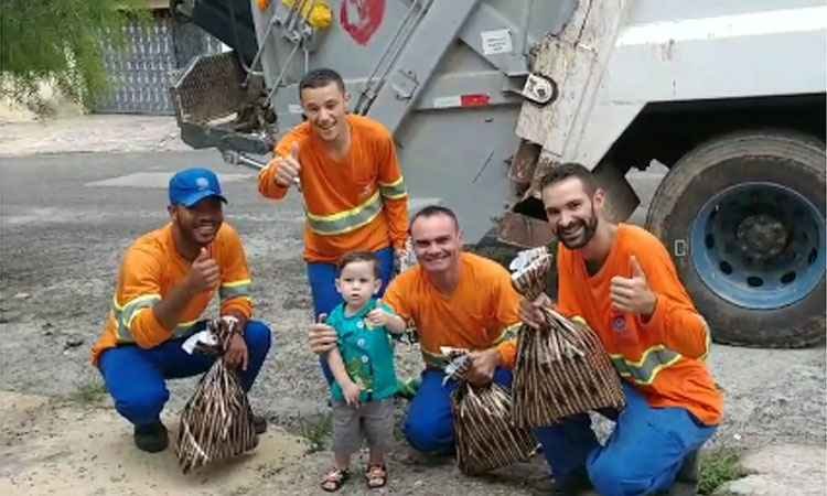 Garotinho de 1 ano distribui presentes a garis e comove a web - Reprodução/Facebook