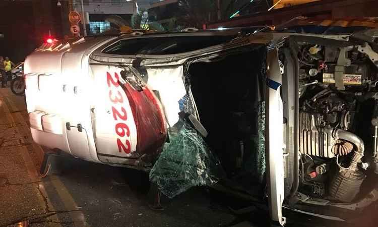 Viatura capota e policiais ficaram feridos no Bairro Santa Inês, em BH - Corpo de Bombeiros/Divulgação