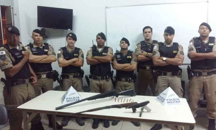 Pai e filho são detidos com submetralhadora caseira e outras armas em Sabará - Polícia Militar/Divulgação