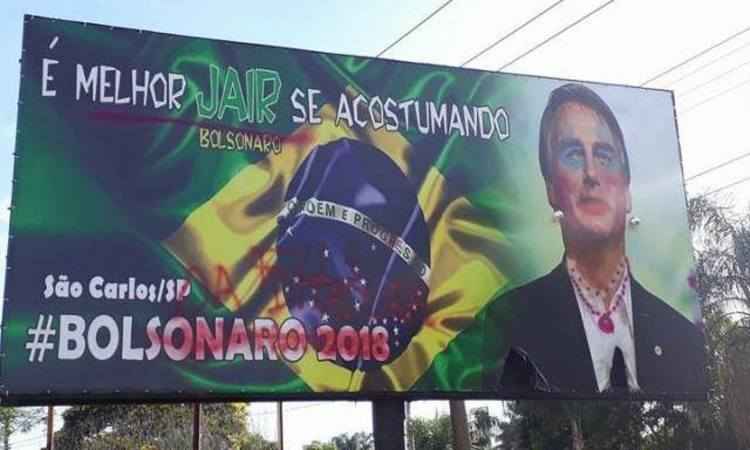 Em outdoor, Bolsonaro aparece com maquiagem e brincos - Abiner Amiel/Folha de São Carlos e Região