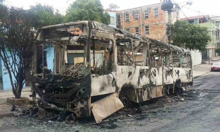 Grande BH tem sete ônibus queimados em três dias e governador promete punição  - Edesio Ferreira / EM/D.A.Press