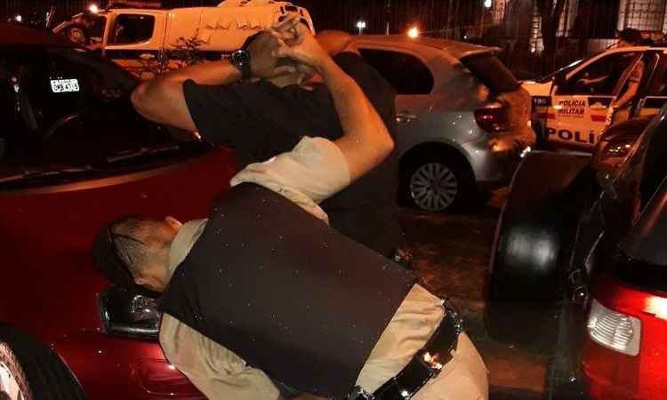 PMs fecham o cerco aos flanelinhas na Praça de Liberdade - PMMG/Divulgação