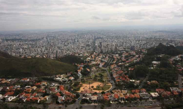 Defesa Civil emite alerta de chuva com rajadas de vento para este sábado em BH - Edésio Ferreira/EM/D.A Press