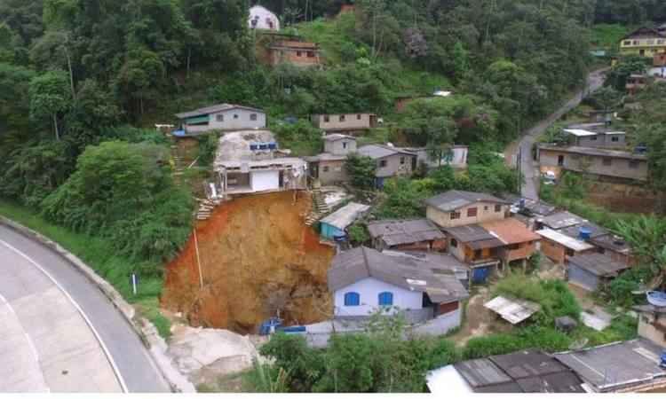 Cratera às margens da BR-040 deixa trânsito lento em direção ao Rio de Janeiro - Defesa Civil/Divulgação