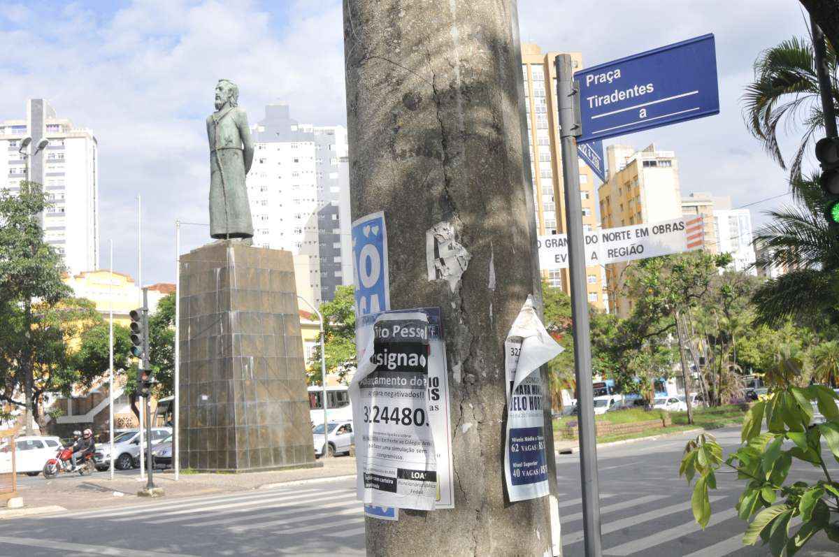 Cartazes em postes, placas e monumentos sujam e mostram descompromisso com BH - Juarez Rodrigues/EM