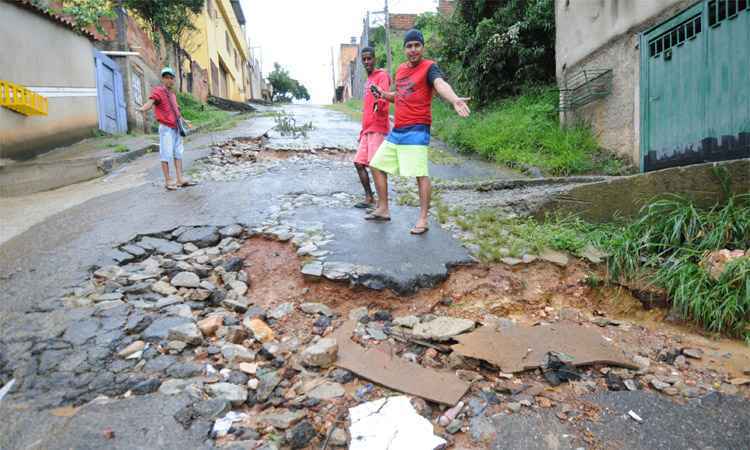 Crateras abertas pela chuva levam perigo a motoristas e pedestres nas ruas de BH - Beto Novaes/EM/DA Press