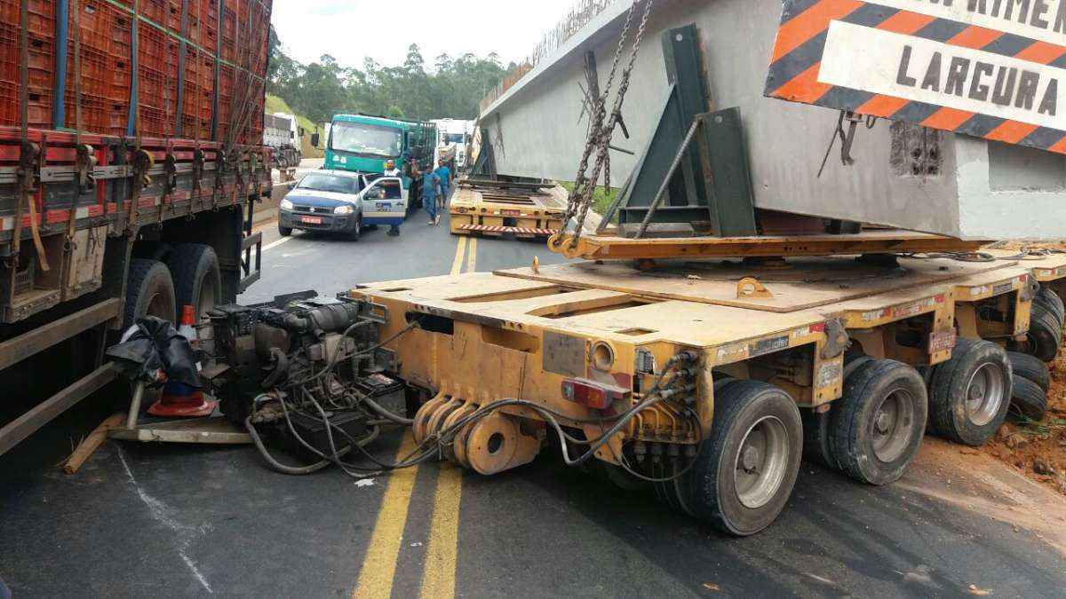 Acidente com veículo com carga excedente fecha a BR-381 em Nova União - Divulgação/PRF-MG