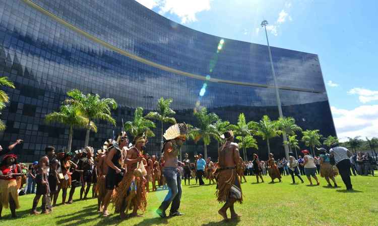 Pimentel cria cotas para negros, índios e pessoas de baixa renda na administração - Carlos Alberto/Imprensa-MG