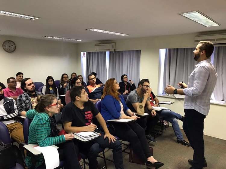 Segundo especialista, uma consultoria em marketing digital pode ajudar empresas a venderem mais - Dino
