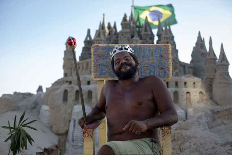 Autodenominado 'Rei Marcio', homem mora em castelo de areia em praia no Rio - Mauro Pimentel/AFP