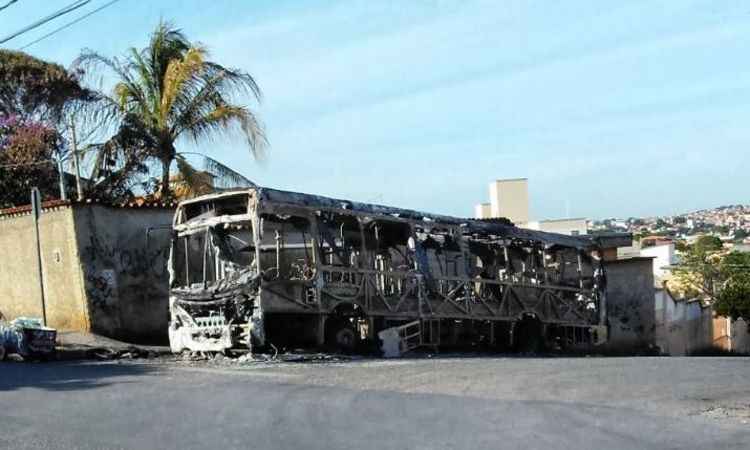 Ônibus é incendiado na Região de Venda Nova, em BH - Luiz Fernando Werneck/Divulgação