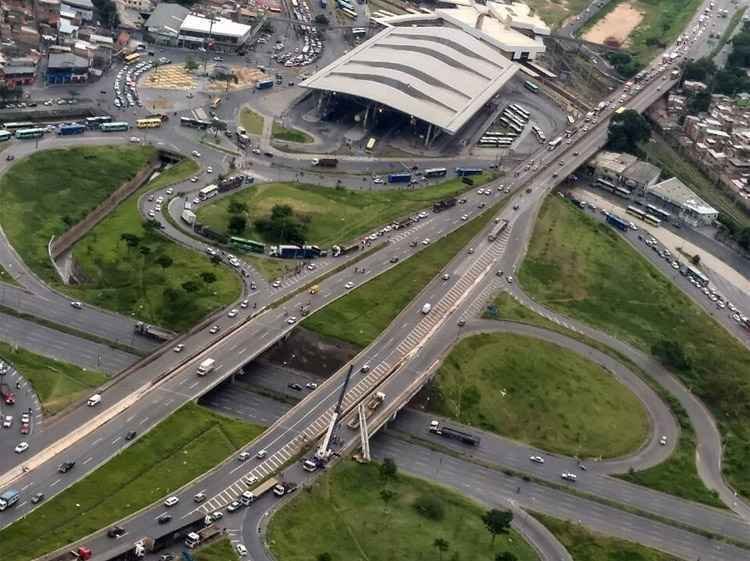 Acidente com carreta que transportava viga afeta trânsito na Avenida Cristiano Machado  - BTN/COP-BH