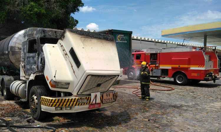 Carreta que carregava 50 mil litros de gasolina pega fogo na BR-381 - Corpo de Bombeiros/ divulgação