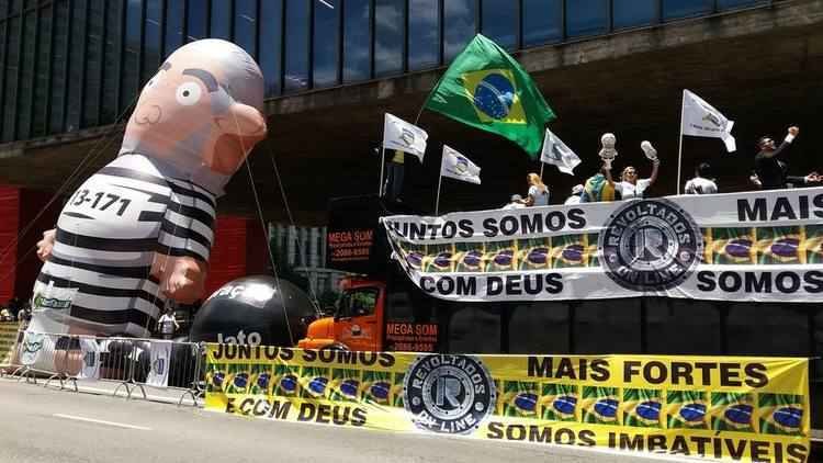 Manifestantes soltam foguetes e buzinam para comemorar condenação de Lula em bairros de BH - TIAGO QUEIROZ / ESTADAO