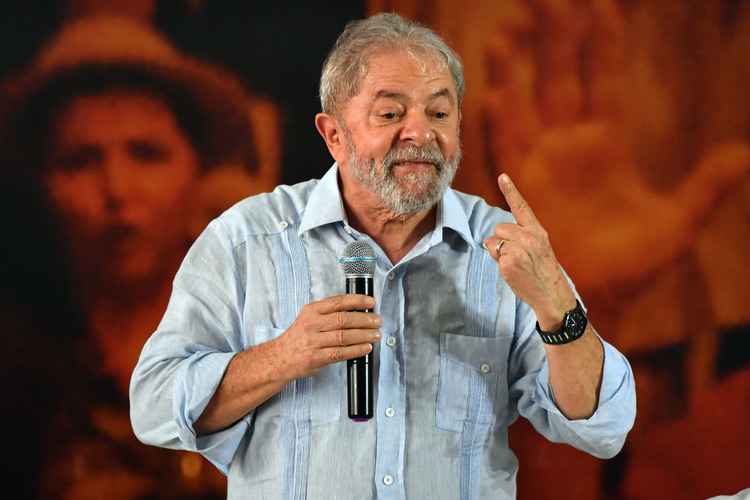 Defesa de Lula se diz 'estarrecida' e afirma que vai entregar passaporte - Nelson Almeida/AFP
