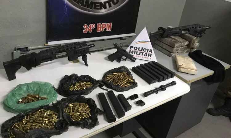 PM encontra submetralhadora, munições e drogas em telhado de escola em BH - Polícia Militar/ Divulgação 