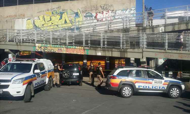 Mulher é morta a tiros debaixo da passarela da Estação São Gabriel  - Paulo Filgueiras/EM/DA Press