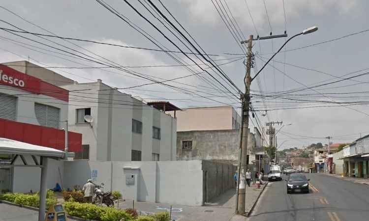 Carro invade calçada e fere pedestres na Região Nordeste de BH  - Google Street View/ divulgação 