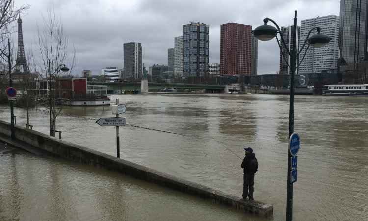 Cheia do Rio Sena  inunda ruas e afeta o turismo em Paris - AFP / Stéphane DELFOUR 