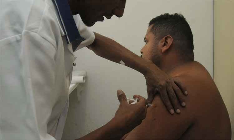 Minas registra outra morte por febre amarela; em BH, população reclama das filas para vacina - Túlio Santos/EM/DA Press