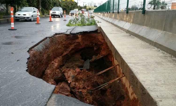 Cratera com 10 metros de comprimento se abre na Pampulha - Paulo Filgueiras/EM/DA Press