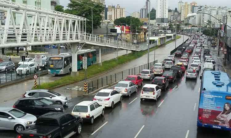 Chuva complica o trânsito em BH e causa transtornos nos aeroportos  - Jair Amaral: EM/ D.A Press 