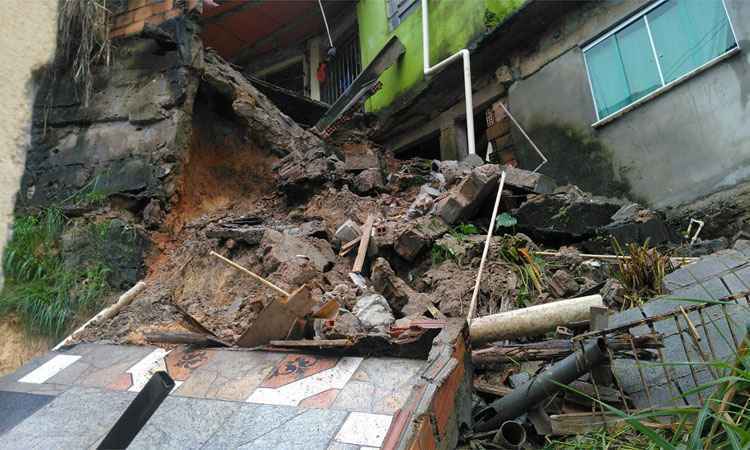 Deslizamento de terra atinge escada e isola casas em Ibirité - Corpo de Bombeiros/Divulgação