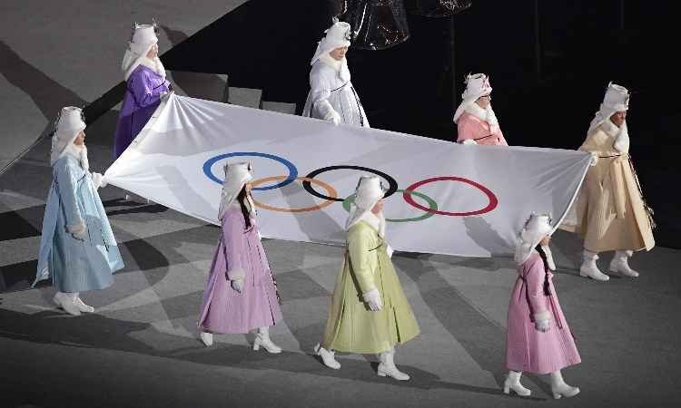 Atletas da Coreia do Norte e da Coreia do Sul desfilam juntos na abertura dos Jogos Olímpicos de Inverno - JAVIER SORIANO / AFP
