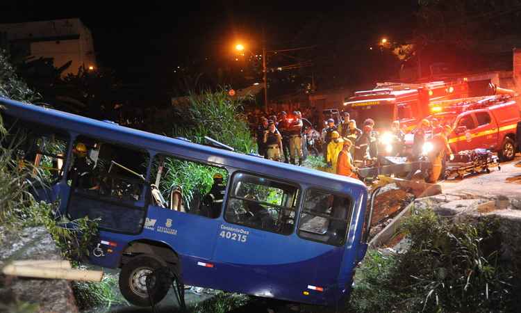 Ônibus cai em córrego na Região do Barreiro e deixa cinco mortos e quatro gravemente feridos - Leandro Couri/EM/D.A press