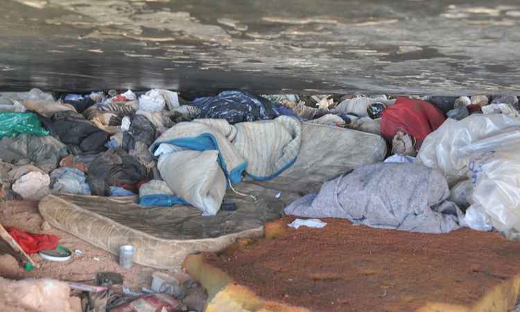 Buracos cavados debaixo de viadutos viram casa para moradores de rua - Jair Amaral/EM/D.A PRESS