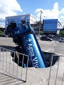 Caminhão é 'engolido' por cratera em estacionamento na Avenida Raja Gabaglia - Marcílio de Moraes/EM/DA Press