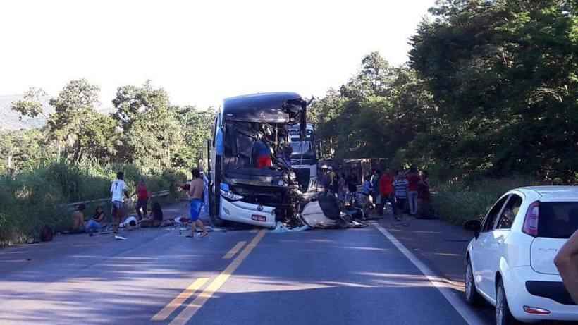 Acidente entre ônibus e carreta deixa oito mortos, entre os quais um bebê, e dezenas de feridos - Reprodução/Facebook