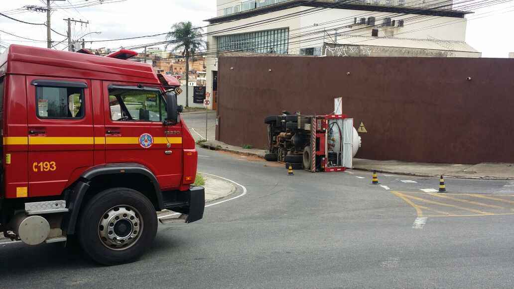 Acidente envolvendo caminhão de gás complica volta para a casa no Belvedere - Edesio Ferreira/EM/DA Press