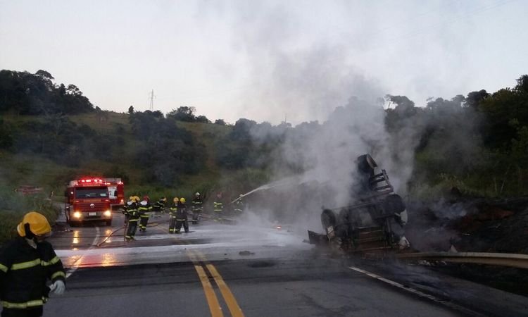 Carreta carregada com etanol tomba e motorista morre carbonizado no Sul de Minas - Corpo de Bombeiros/ Divulgação 