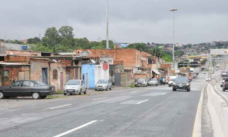 Mesmo com remoções, mais famílias seguem ocupando margens do Anel Rodoviário - Paulo Filgueiras/EM/D.A Press