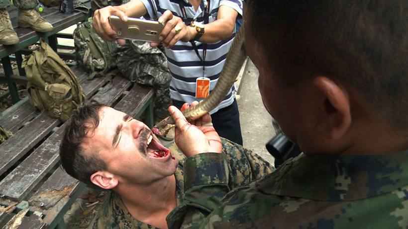 Tropas dos EUA e da Tailândia bebem sangue de cobra em jogos militares - AFPTV/AFP