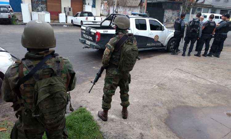 Militares fazem operação em favela do Rio de Janeiro - Foto via @SegurancaRJ