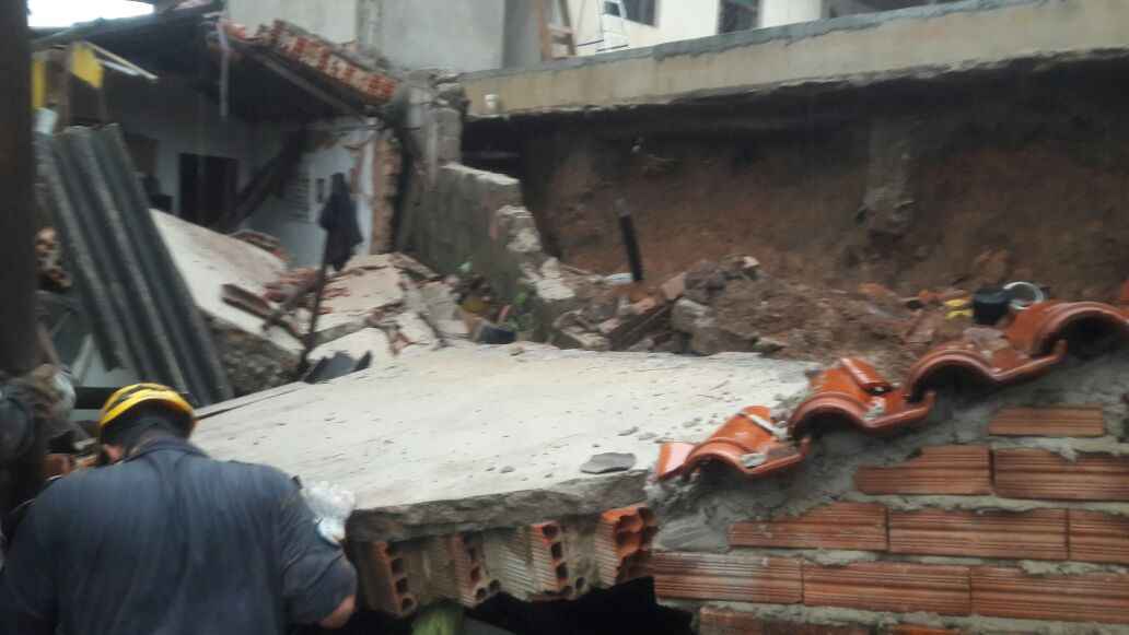 Muro desaba sobre casa e mata idoso no Bairro Coqueiros em BH - Defesa Civil/Divulgação