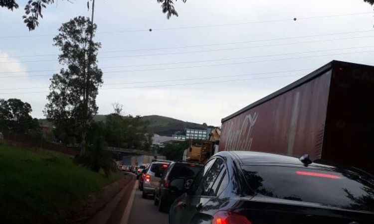 Carreta tomba no Anel Rodoviário e complica trânsito na Região Oeste de BH   - Reprodução/ Whatsapp