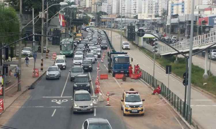 Depois da chuva, obras de tapa-buracos fecham pistas na Avenida Cristiano Machado, em BH - Paulo Filgueiras/ EM/ D.A Press