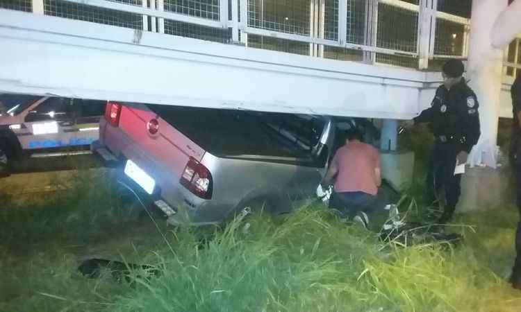 Carro bate em passarela e mulher se fere na Avenida Cristiano Machado - Corpo de Bombeiros/ Divulgação 