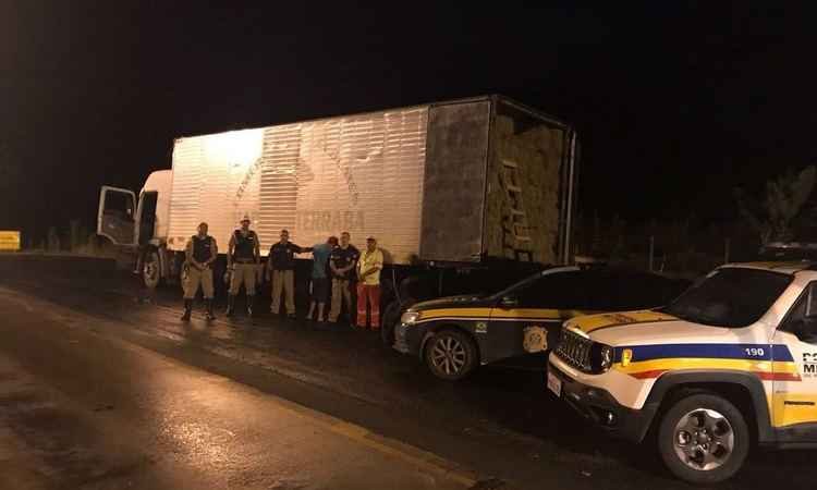 Caminhoneiro é preso com 600 mil maços de cigarros paraguaios em Barbacena - Polícia Rodoviária Federal/ Divulgação 