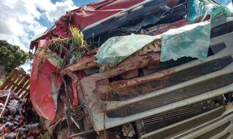 Mulher morre em tombamento de carreta no Triângulo Mineiro - Corpo de Bombeiros/Divulgação