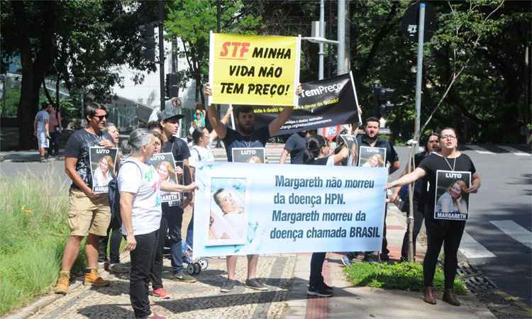 Na saída de Neymar do hospital, grupo protesta contra falta de medicamentos - Marcos Vieira/EM/D.A Press