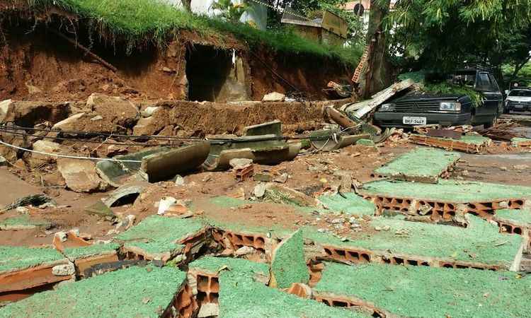 Chuva provoca transbordamentos e queda de muro em Belo Horizonte - Paulo Filgueiras/EM/D.A PRESS