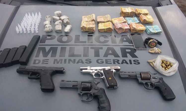 Armas e drogas são apreendidas em BH após traficantes expulsarem moradores de casa - Rotam/Divulgação