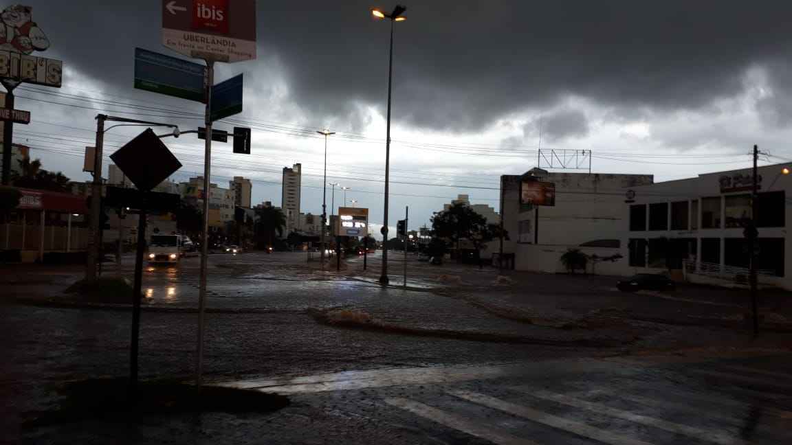 Chove forte em Uberlândia, no Triângulo Mineiro - Reprodução