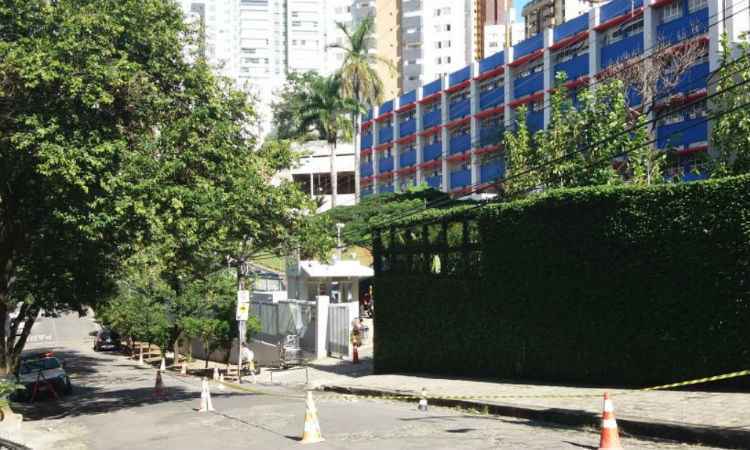 Rua no Bairro Gutierrez é parcialmente interditada devido ao risco de queda de muro -  Defesa Civil de Belo Horizonte / Divulgação
