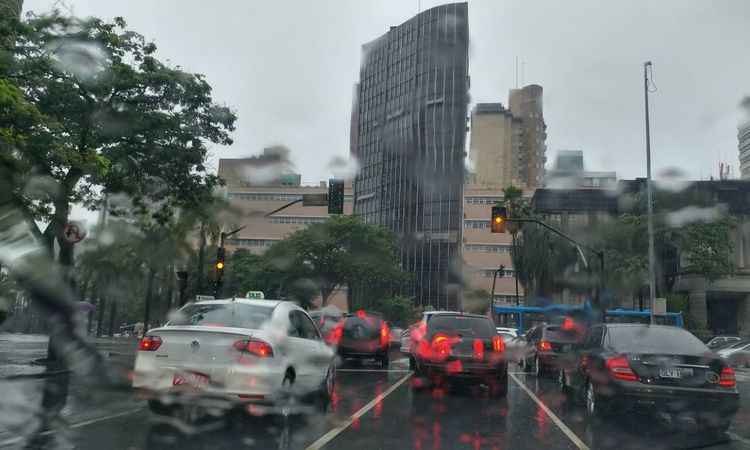 Temporal provoca caos no trânsito, queda de muro e árvore e risco de transbordamento em BH - Benny Cohen/EM/D.A PRESS